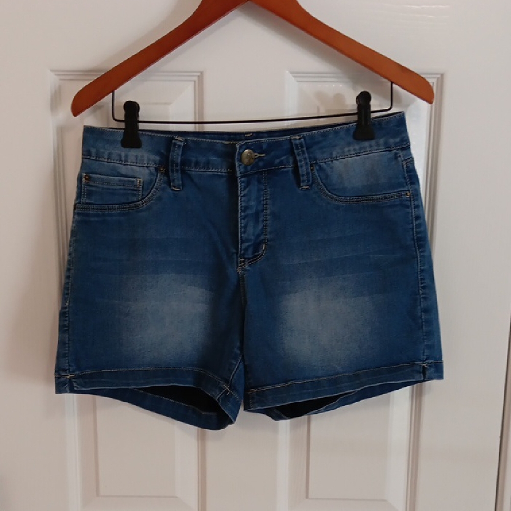 Royalty For Me SHORTS SIZE 8